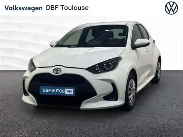 Blanc Occasion 2024 Toyota Yaris Hybrid Berline | 18 777 € (Bon prix) - Image 1/4