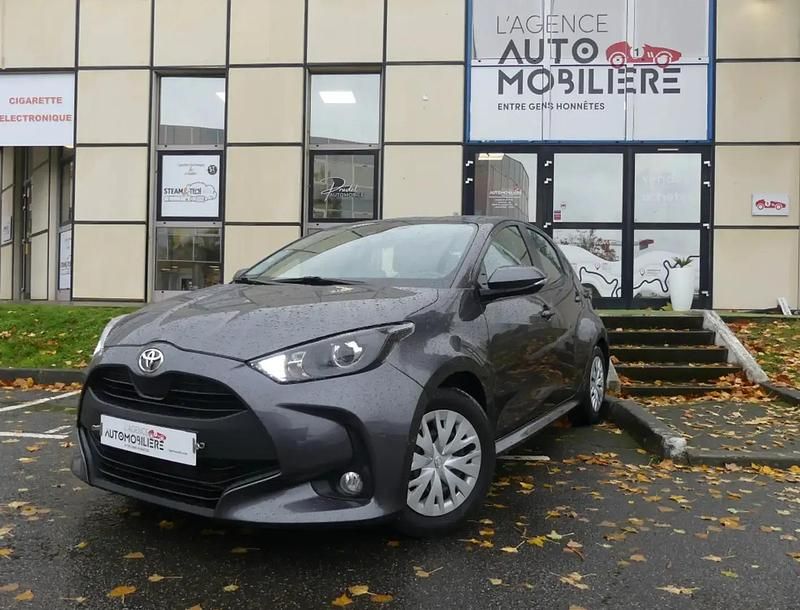 Gris Utilisé 2021 Toyota Yaris Business Edition Citadine | 14 990 € (Prix juste) - Image 1/4