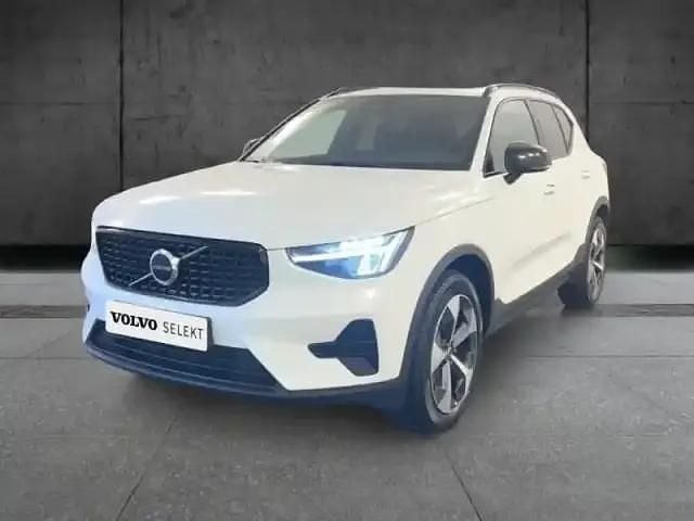 Blanc cristal métallisé Occasion 2025 Volvo XC40 Plus SUV | 35 990 € - Image 1/4