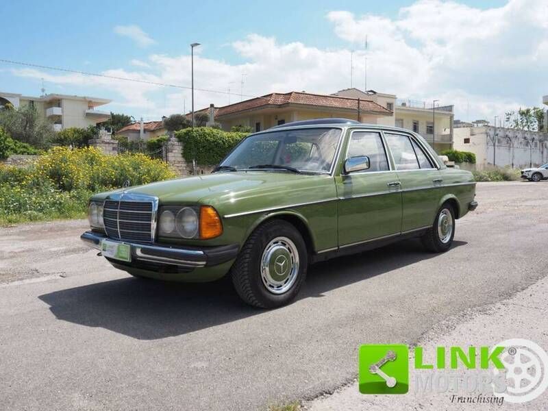 Vert Utilisé 1982 Mercedes 240 Berline | 14 900 € - Image 1/4
