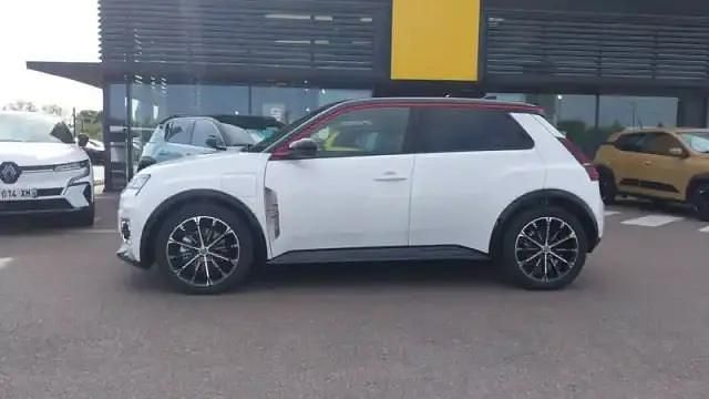 Blanc nacre/toit noir eto Occasion 2025 Renault 5 E-Tech Berline | 33 999 € (Prix juste) - Image 1/4