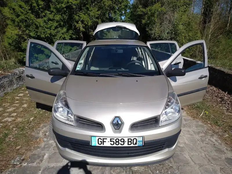 Beige Utilisé 2007 Renault Clio II Expression Berline | 3 200 € (Prix juste) - Image 1/4