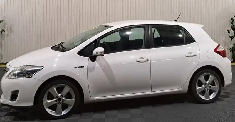 Blanc Utilisé 2011 Toyota Auris Hybrid Executive Berline | 11 900 € (Prix assez cher) - Image 1/2