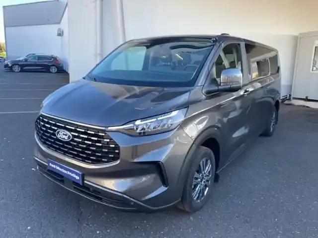 Gris métallisé Occasion 2024 Ford Tourneo Titanium Monospace | 42 900 € (Bon prix) - Image 1/4