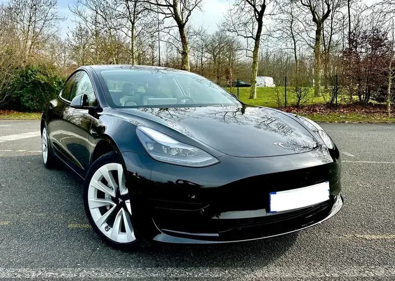Noir Utilisé 2023 Tesla Model 3 Standard Range Berline | 32 990 € (Prix juste) - Image 1/4