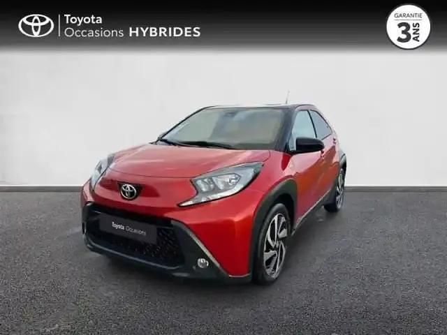 Biton rouge piment premium/toit noir Occasion 2023 Toyota Aygo X Design SUV | 16 480 € (Prix juste) - Image 1/4