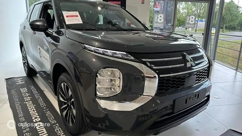 Nouvelle Mitsubishi Outlander P-HEV Invite 137 ch (100 kW) 2025 Gris SUV