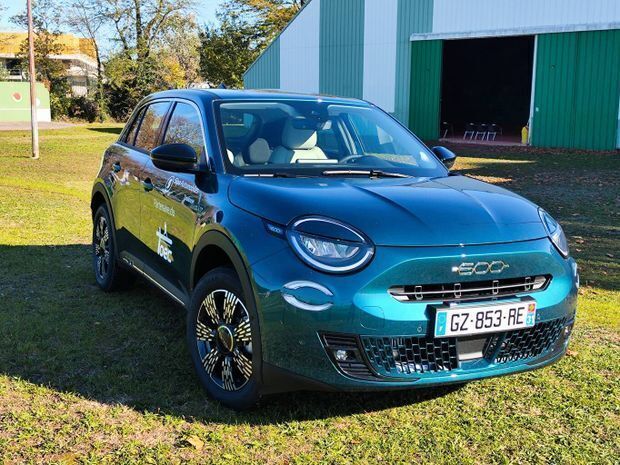 Bleu Nouvelle 2024 Fiat 600 | 26 990 € (Prix cher) - Image 1/4