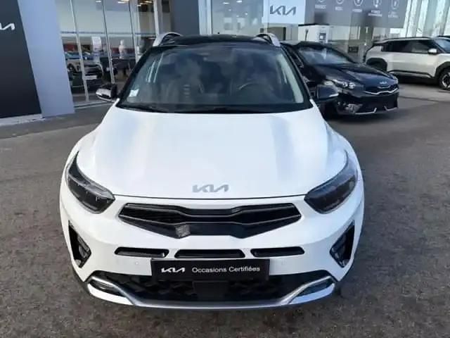 Occasion Kia Stonic GT-Line 120 ch (88 kW) 2023 Blanc céleste / toit noir SUV