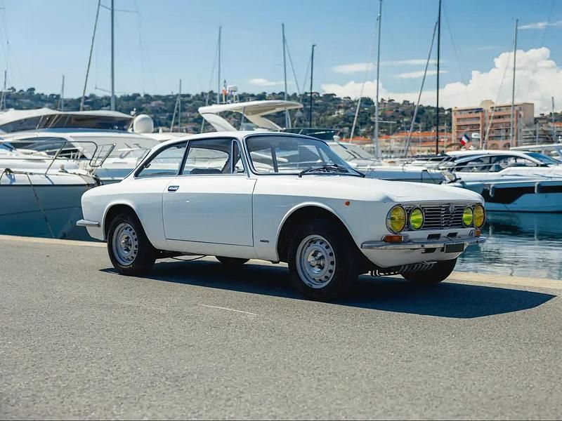 Blanc Occasion 1975 Alfa Romeo GT Junior Coupé | 32 000 € - Image 1/4