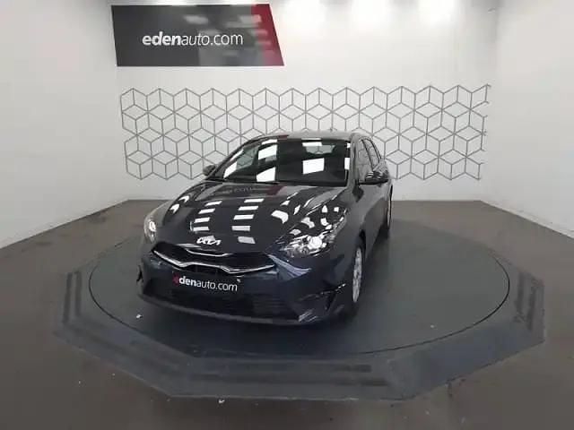 Gris Utilisé 2025 Kia Ceed Active Berline | 26 890 € (Prix juste) - Image 1/4