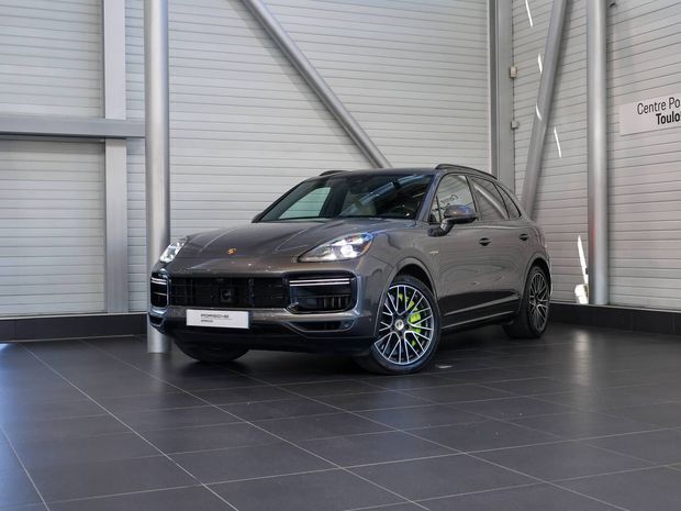 Gris Utilisé 2022 Porsche Cayenne Turbo S SUV | 133 990 € (Prix juste) - Image 1/4