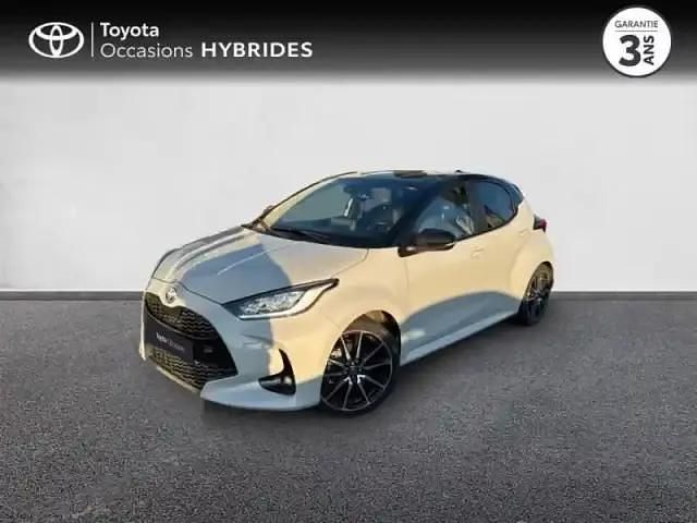 Biton gris chrome / toit noir Occasion 2023 Toyota Yaris Hybrid Sport Berline | 23 890 € (Prix cher) - Image 1/4