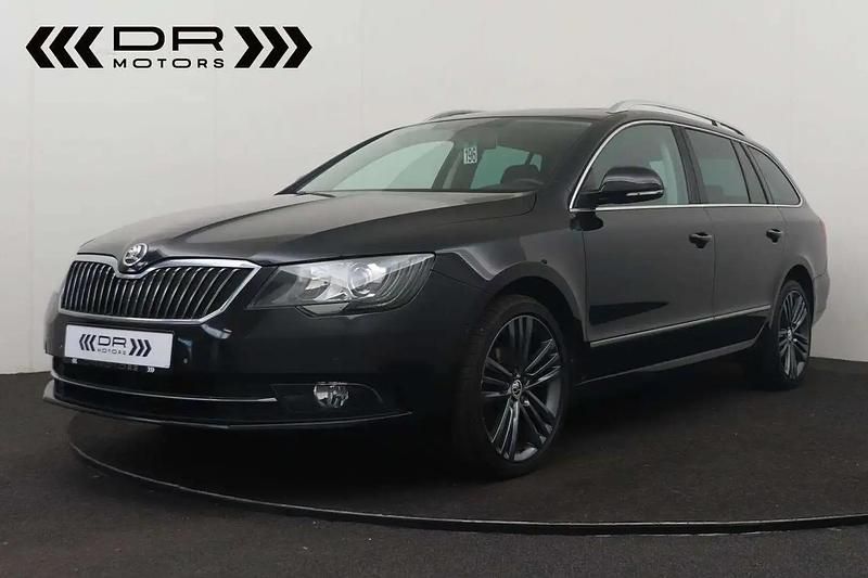 Noir Utilisé 2015 Skoda Superb Break | 11 995 € (Prix juste) - Image 1/4