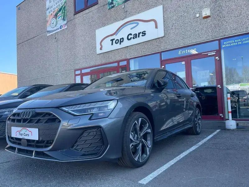 Gris Nouvelle 2025 Audi A3 Sportback Sport Citadine | 47 169 € (Prix assez cher) - Image 1/4