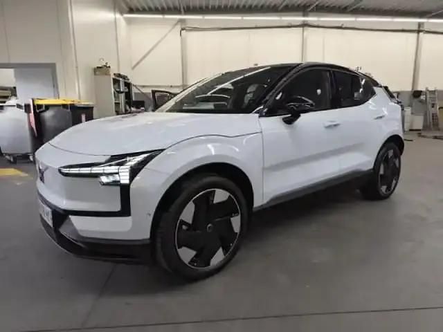 Bleu nuage métal/toit noir Utilisé 2024 Volvo EX30 Ultra SUV | 30 490 € (Bon prix) - Image 1/4