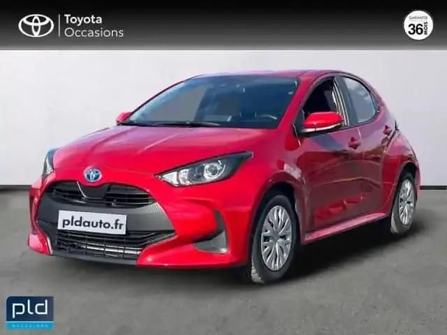 Rouge Utilisé 2023 Toyota Yaris Hybrid Berline | 19 990 € (Prix juste) - Image 1/4