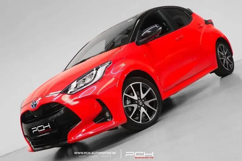 Rouge Utilisé 2022 Toyota Yaris Hybrid Berline | 22 999 € (Prix cher) - Image 1/4