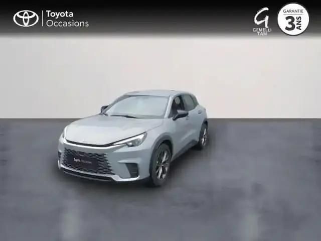 Gris manhattan métallisé Utilisé 2025 Lexus LBX SUV | 35 700 € (Prix juste) - Image 1/4