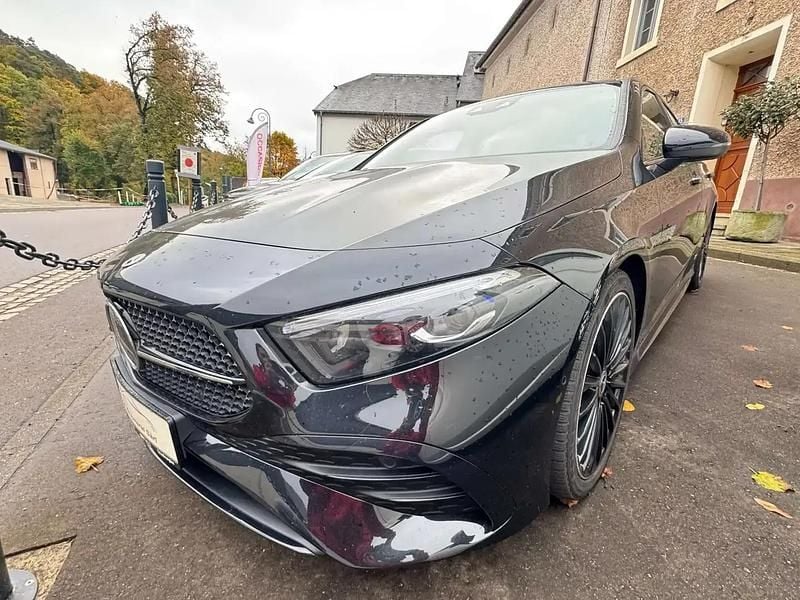 Noir Utilisé 2023 Mercedes A200 AMG line Citadine | 31 990 € (Prix assez cher) - Image 1/4