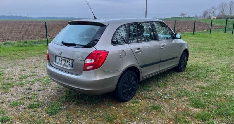 Gris Utilisé 2010 Skoda Fabia Break | 3 990 € - Image 1/4