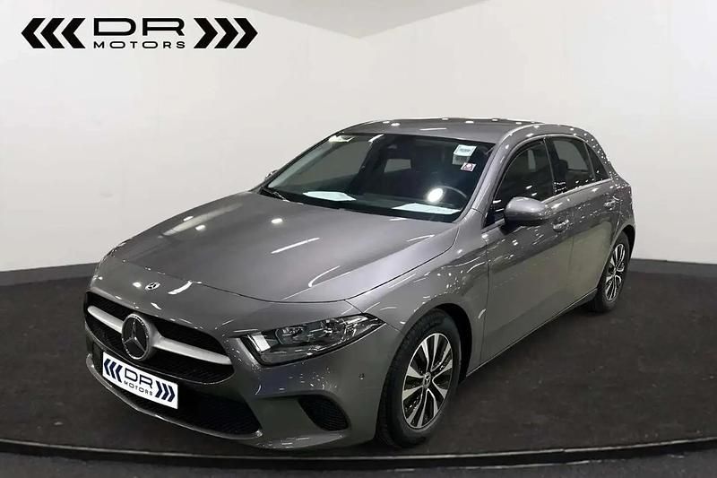 Gris Utilisé 2022 Mercedes A180 Business Berline | 22 995 € (Super prix) - Image 1/4