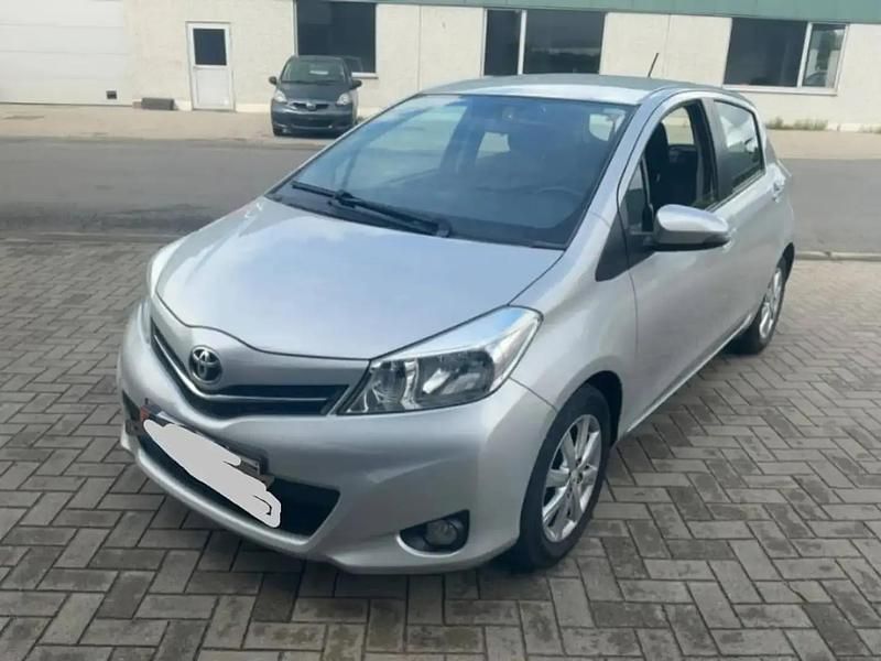 Gris Occasion 2014 Toyota Yaris Berline | 11 000 € - Image 1/4