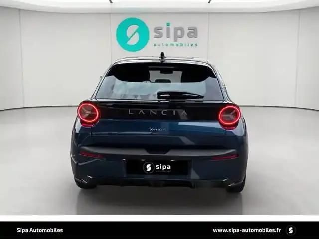 Nouvelle Lancia Ypsilon 2025 Bleu lancia avec toit noir Citadine