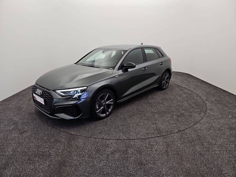 Gris Utilisé 2022 Audi A3 Sportback Sport Berline | 36 900 € (Prix cher) - Image 1/3