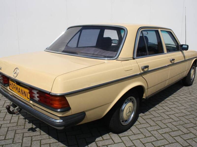 Occasion Mercedes 200 60 ch (44 kW) 1981 Jaune Berline