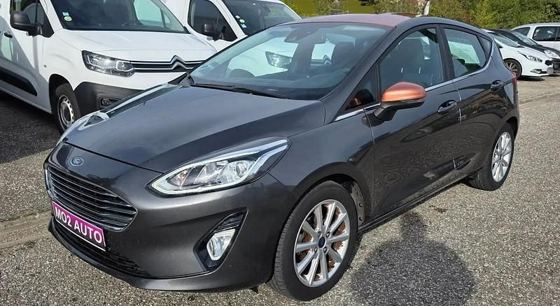 Gris Occasion 2018 Ford Fiesta Titanium Berline | 5 990 € (Super prix) - Image 1/4