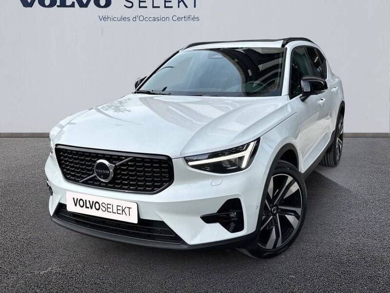 Blanc Nouvelle 2025 Volvo XC40 SUV | 45 135 € - Image 1/3