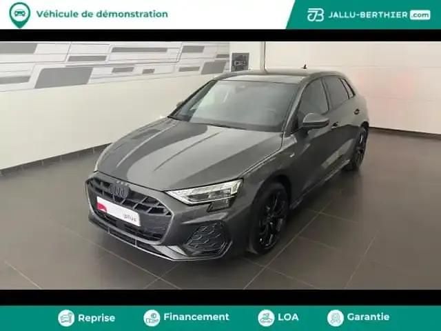Gris daytona nacré Nouvelle 2025 Audi A3 Sportback e-tron S-Line Citadine | 50 990 € (Prix juste) - Image 1/4