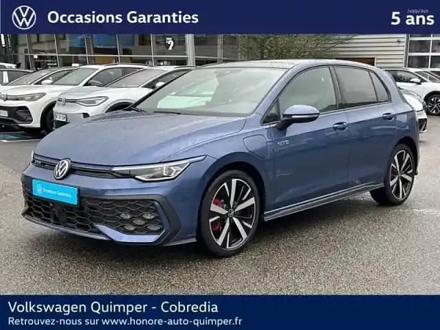 Bleu anémone métallisée Utilisé 2024 VW Golf VIII GTE Berline | 45 990 € (Prix assez cher) - Image 1/4