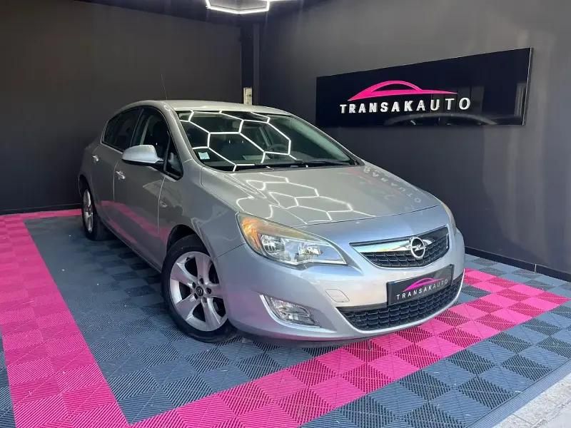 Gris Utilisé 2009 Opel Astra Enjoy Berline | 4 490 € - Image 1/4