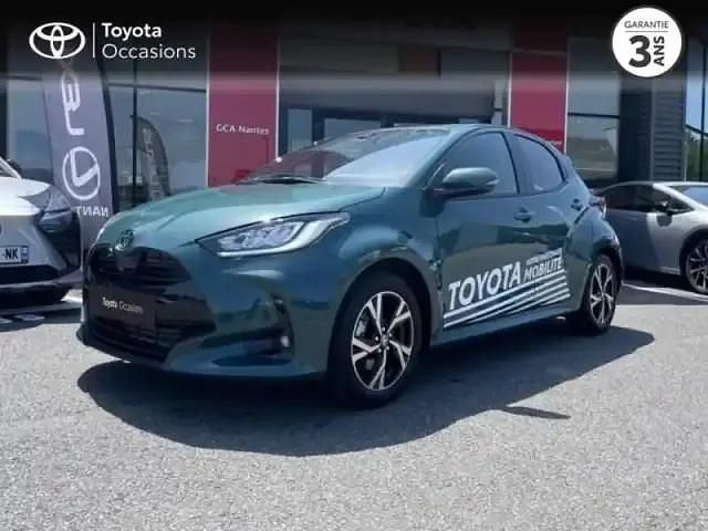 Vert Utilisé 2025 Toyota Yaris Hybrid Design Berline | 23 990 € (Prix assez cher) - Image 1/4