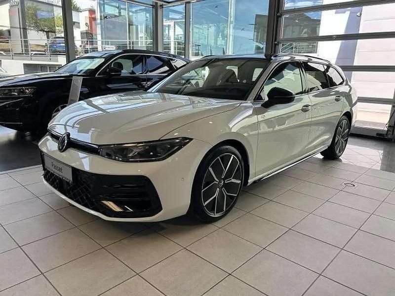 Blanc Nouvelle 2025 VW Passat R-line Break | 54 534 € (Prix assez cher) - Image 1/4