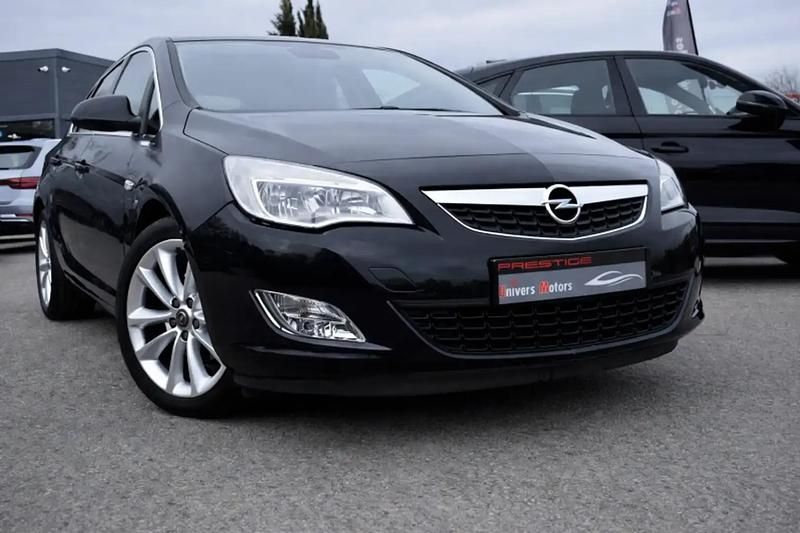 Noir Occasion 2012 Opel Astra Cosmo Berline | 9 400 € (Prix cher) - Image 1/4