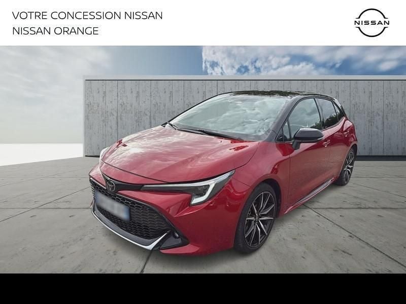 Rouge intense métallisé biton Utilisé 2023 Toyota Corolla Sport Berline | 26 280 € (Prix assez cher) - Image 1/4