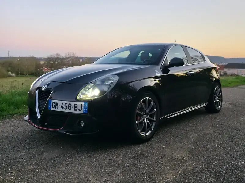 Noir Utilisé 2011 Alfa Romeo Giulietta Quadrifoglio Verde Citadine | 9 900 € - Image 1/4