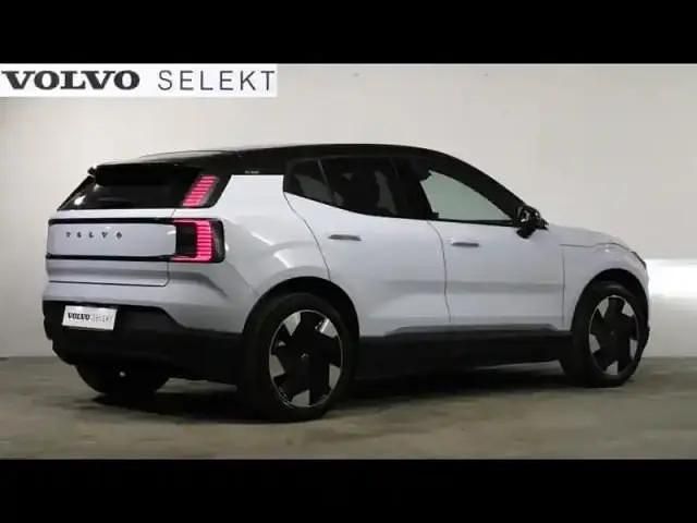 Occasion Volvo EX30 Plus 200 kW (272 ch) 2024 Bleu nuage métal/toit noir SUV