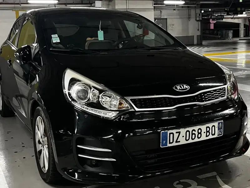 Noir Utilisé 2016 Kia Rio Premium Berline | 8 000 € (Prix assez cher) - Image 1/4