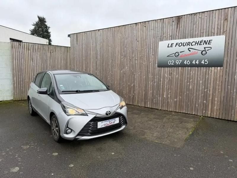 Gris Occasion 2020 Toyota Yaris Design Berline | 12 490 € (Prix juste) - Image 1/4