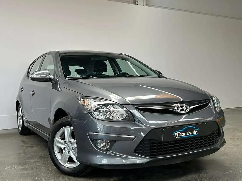 Gris Utilisé 2011 Hyundai i30 Edition Berline | 5 950 € - Image 1/4