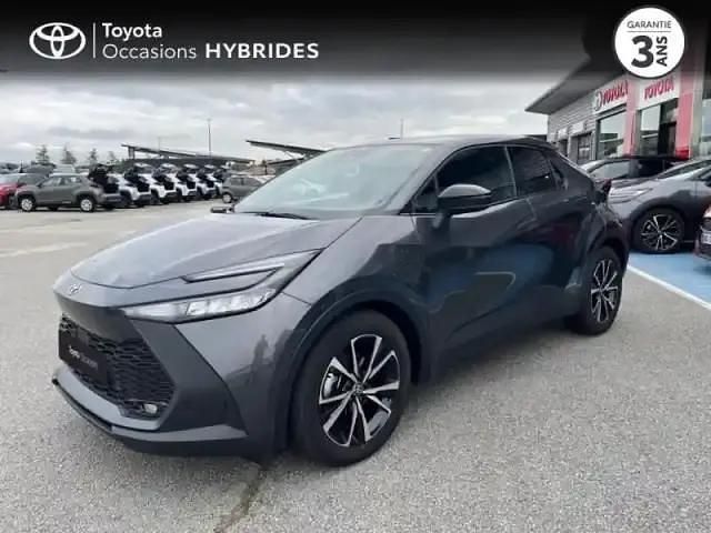 Gris atlas métallisé Occasion 2024 Toyota C-HR Design SUV | 27 990 € (Prix juste) - Image 1/4