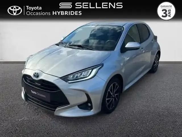Gris minéral (m) Occasion 2022 Toyota Yaris Hybrid Design Berline | 21 000 € (Prix juste) - Image 1/4
