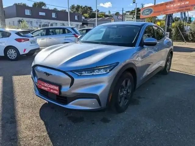 Gris Occasion 2023 Ford Mustang Mach-E Extended Range SUV | 42 990 € (Prix assez cher) - Image 1/4