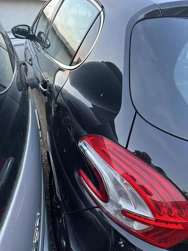 Utilisé 2013 Peugeot 208 Allure Citadine | 2 300 € - Image 1/4