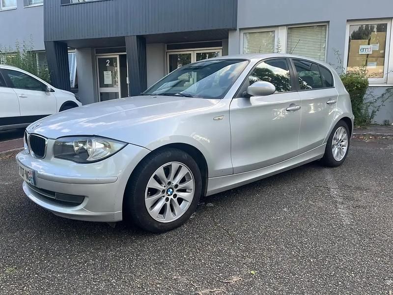 Gris Utilisé 2009 BMW 118 Comfort Edition Citadine | 3 490 € (Prix juste) - Image 1/4