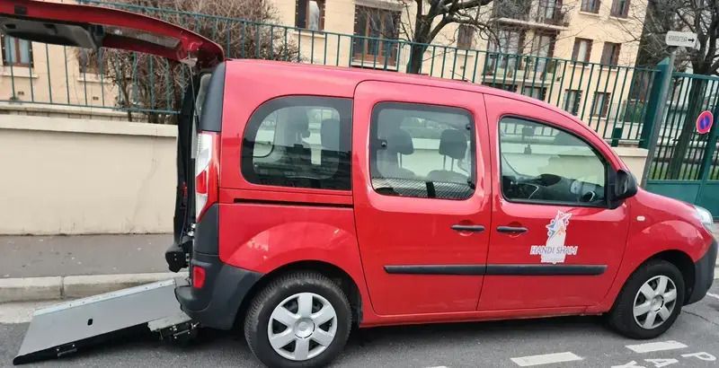 Rouge Utilisé 2018 Renault Kangoo Zen Monospace | 15 000 € (Bon prix) - Image 1/4